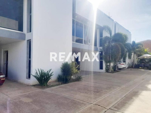 Re/max Acción - En Venta Hermosa Casa En Urbanismo Privado En Coro Estado Falcón 