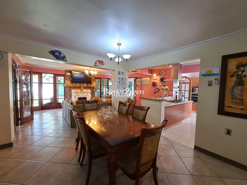 Casa En Venta De 6 Dorm. En La Reina