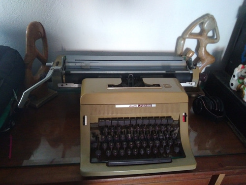 Máquina De Escrever Olivetti Linea 88