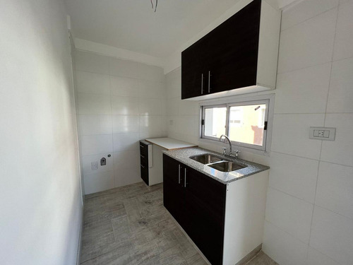 Departamento De Tres Ambientes En Venta En Sarandi