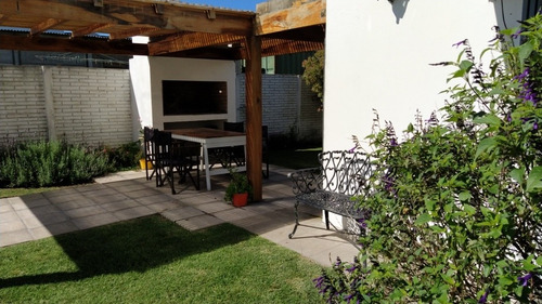 Imagen 8 de 17 de Cabaña Cercana Al Lago; Equipada Para 5 Personas; Con Aire Acondicionado; Cuenta Con Parrilla; Pérgola; Cochera Y Pelopincho En Un Predio Exclusivo Y Cerrado Alquiler Por Dia; Semana; O Mes .