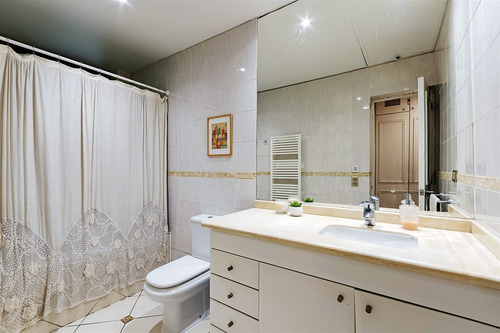 Estupenda Casa Remodelada En Vitacura, Excelente Ubicación.