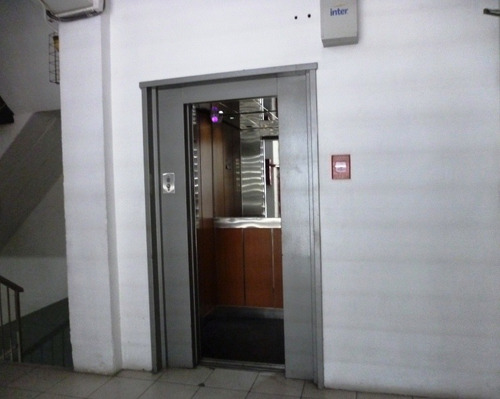 Imagen 3 de 17 de Venta De Amplio Local Comercial, Ubicado En Edificio Industrial En Los Ruíces,