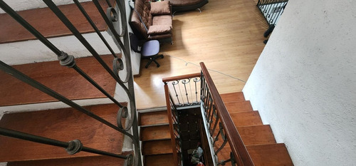 Casa De 3 Pisos Con Baño En Planta Baja Y Espacios Generosos En Villa Santin