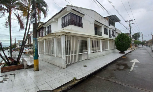 Se Vende Casa Esquinera Multifamiliar Barrio Petrúc Palmira Valle