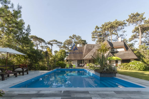 Cabaña En Pinares, Punta Del Este, A Pocas Cuadras Del Mar, Con 4 Dormitorios Y Servicio, Piscina, Barbacoa