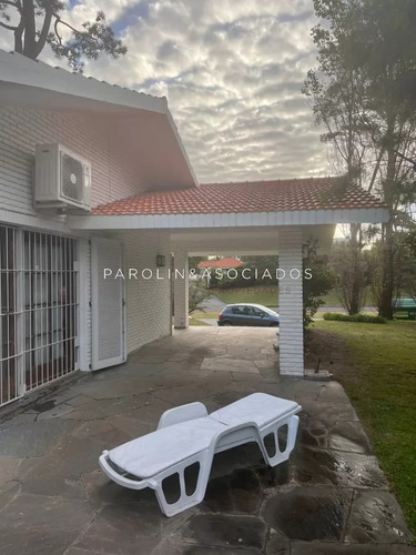 Casa De 3 Dormitorios + Dependencia De Servicio En Venta En Mansa, Punta Del Este.