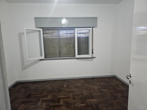 Excelente Ubicación Casa De 2 Plantas Importe Parque Jardín Al Frente Toma De Dpto Chico Como Parte De Pago