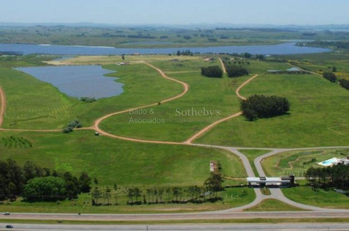 Lote Sobre Laguna De Los Cisnes Con Buena Financiación
