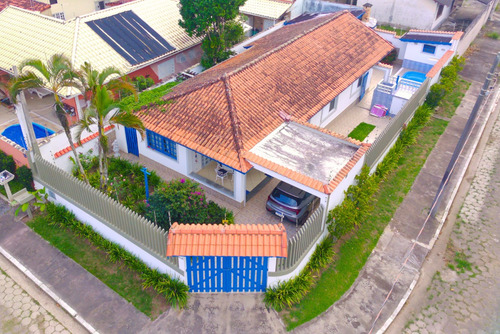 Casa Com Piscina À Venda Na Deslumbrante Praia De Peruíbe.