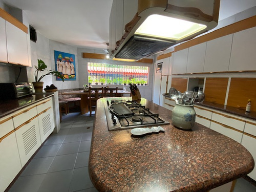 Se Vende Casa 630m2. 4h + S/5b + S/4p. Santa Paula.
