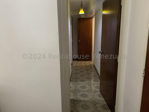 Interesante Apartamento De Un Área Total De 248,28, Distribuidos En Tres Ambientes, Áreas Sociales Y Habitaciones De 101,83 Y 146,45 De Terraza Y Jardín. Esta En Chacao