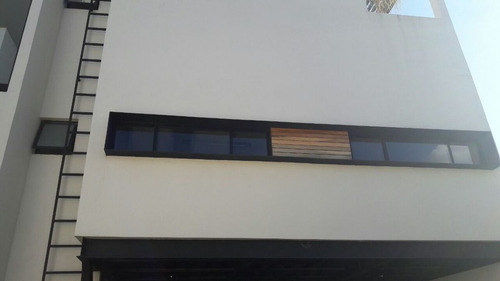 Edificio Con Oficinas Ejecutivas