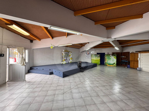 Vista Del Valle: Edificio En Venta Con Alberca, Ideal Para Escuelas.