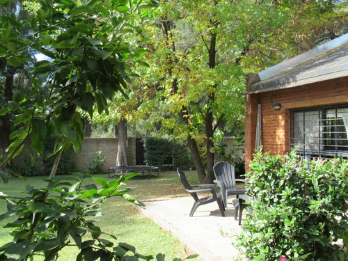 Casa Con Quincho Y Piscina, 3 Dormitorios Zona Km 50 Pilar, Barrio Abierto La Esmeralda