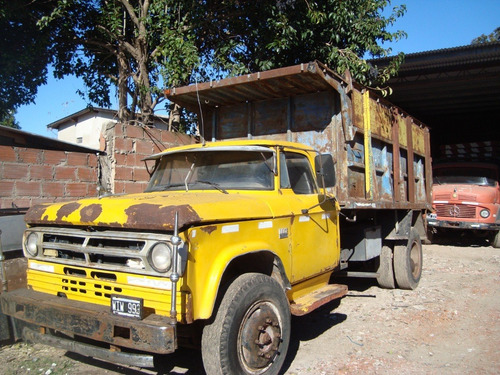 Camion Dodge 600 Volcador
