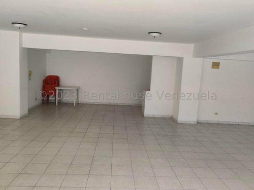 Apartamento En Venta En Los Chaguaramos. Yr242162. Apartamento 4hab 3 Baños, Maletero, Tanque De Agua; Muy Ventilado E Iluminado, Con Vista De 200 Grados Al Avila Y Panorámica De La Ciudad.