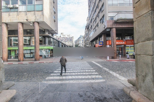 Imagen 25 de 25 de Alquiler De Oficina Doble, 5to Piso Al Frente, 60m2, Dos Entradas, Dos Baños, Sala De Reuniones De Uso Común, Plaza Independencia Esq Juncal, Entre El Centro Y La Ciudad Vieja