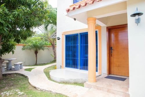 Imagen 5 de 30 de Exquisita Casa En Bávaro Con Piscina Y Amueblada