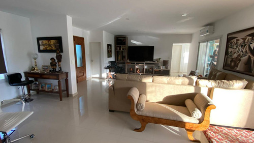 Casa En Venta En Altos De Campo Grande. Venta Con Renta