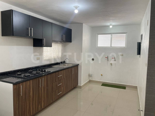 Casa En Renta De 3 Niveles En Esquina, Valle La Rioja, Apodaca, Nuevo León