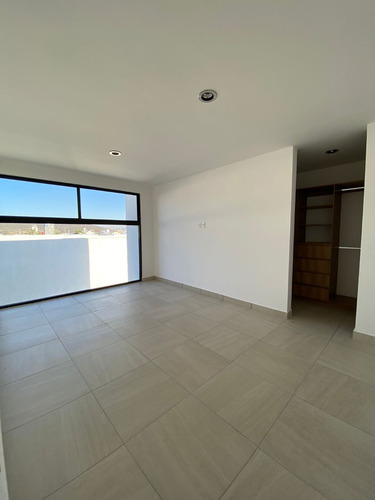 Casa En Venta En Valle De Juriquilla La Reserva, Frente A Santa Fe Juriquilla