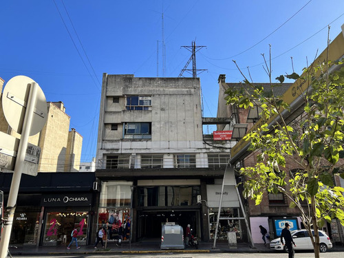 Excelente Oportunidad!!! Amplia Oficina/local Sobre Av. Rivadavia En El Barrio De Flores