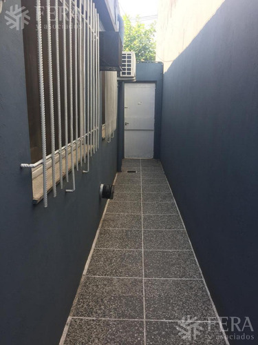 Imagen 3 de 13 de Venta De Casa 3 Ambientes En Quilmes Con Cochera Y Patio ( 25484)