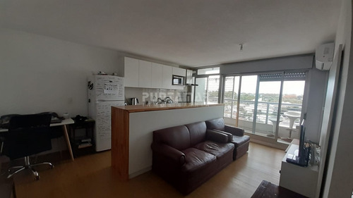 Alquiler De Apartamento De Un Dormitorio En Malvín, Piso Alto Muy Soleado- Ref: 212292