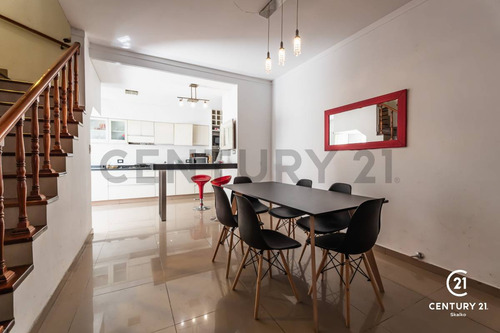 Venta Casa 3 Plantas 5 Dormitorio Cochera Quincho Terraza Jacuzzi. Abasto, Rosario
