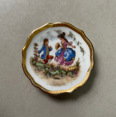 Platito Miniatura De Porcelana Limoges Made In France Blanco Escena Galante (Usado)
