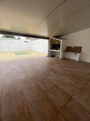 Vendo Casa Amplia Y Luminosa 3 Dormitorios, 3 Baños, Amplio Terreno Con Piscina. Medanos De Solymar A 3 Cuadras De La Playa