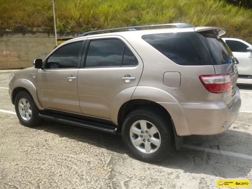 Toyota Fortuner .