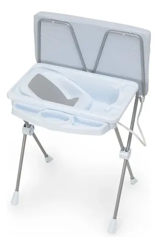 Banheira de bebê Galzerano azul, com suporte branco e cinza, trocador aberto para cima revelando a banheira interna com redutor cinza.