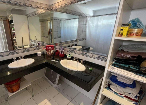 Casa En Venta - 4 Dormitorios 5 Baños - Morón