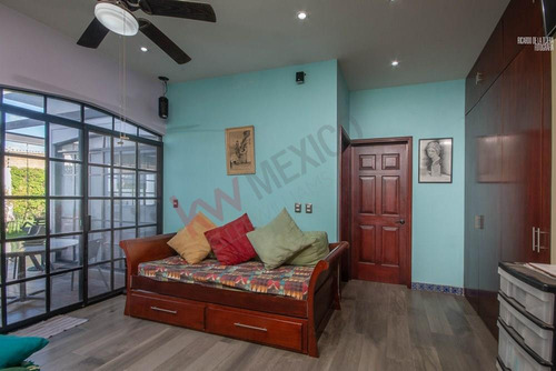 Casa En Venta De Una Planta Autosustentable Y Construida En Dos Lotes En Mayorazgo Residencial.