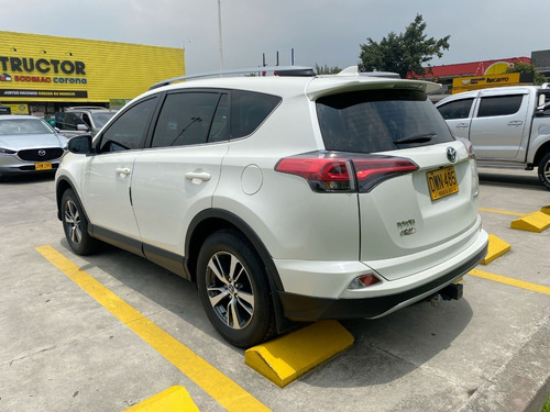 Imagen 5 de 25 de Toyota Rav 4 2017 Street 4x2