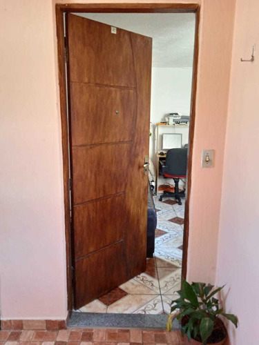Vendo Apartamento Bem Conservado Com 2 Quartos, Ótimo Local E Bem Barato!