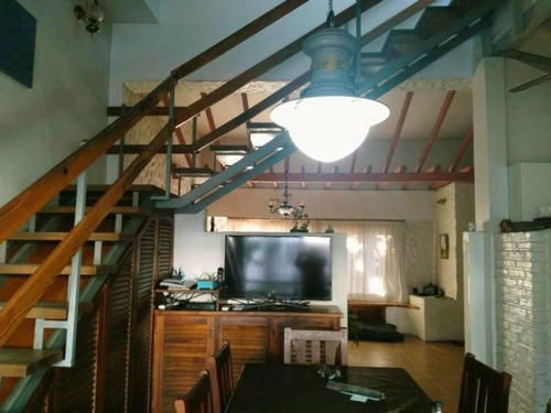 En Venta Hermosa Casa 4 Ambientes Con Cochera 2 Autos, Fondo Libre Y Quincho En Wilde Centro.