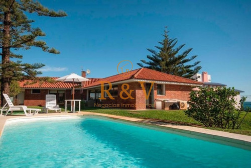 Imagen 2 de 30 de Excelente Casa De 4 Dormitorios Y Piscina A Una Cuadra Del Mar