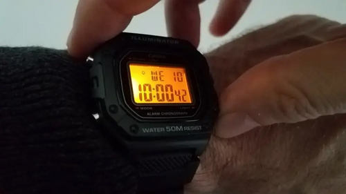 Imagen 3 de 6 de Reloj de pulsera Casio Youth W-218H de cuerpo color negro, digital, fondo gris, con correa de resina color naranja, dial negro, minutero/segundero negro, bisel color negro, luz ámbar y hebilla simple