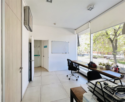 Oficina En Arriendo, Entrada Independiente En Las Condes