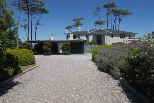 Imagen 2 de 30 de Espectacular Mansion En Playa Mansa (disponible A Partir Del 16 De Enero)