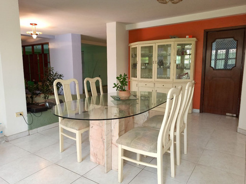 Se Vende Amplia, Acogedora Y Moderna Casa En Colinas De Santa Mónica. (r.o)