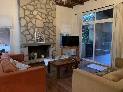 Muy Linda Casa En Lote Interno En Santa Catalina