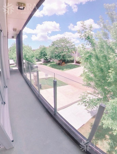 Imagen 18 de 22 de Venta De Casa 4 Ambientes Con Cochera, Fondo Libre Y Jacuzzi En Altos De Hudson Ii (26990)