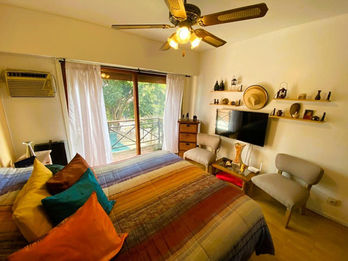Triplex En Venta 5 Amb Con Cochera, Jardin, Pileta Y Parrilla / Permuta / Apto Credito