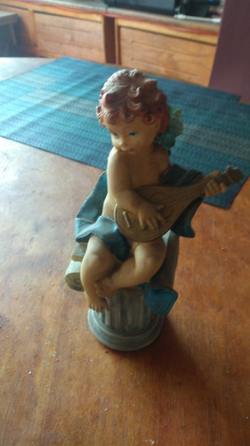 Figura De Porcelana Antigua  Niño 