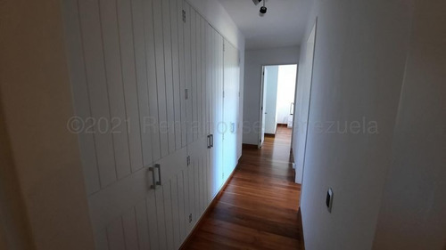 Imagen 12 de 22 de Mls #21-15978 Amplio Y Bello Apartamento Remodelado Con Vista Al Avila, Aproximadamente 7 Metros De Terraza Cubierta. Tiene 30 Puestos De Visitantes. Afm