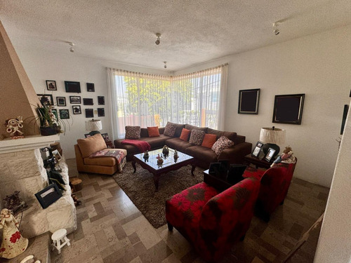 Preciosa Casa Con Seguridad En Jardines De Bellavista, Opción A 4ta Recamara En Planta Baja A Un Excelente Precio!!!